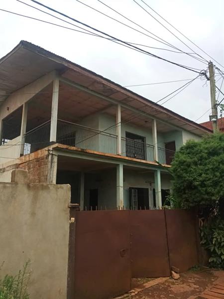 Immeuble À Louer À Bafoussam, Centre Ville - Espaces commerciaux et